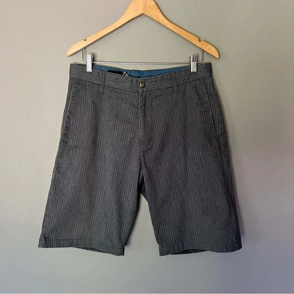 VOLCOM Y2K Vintage Gray Pinstripe Bermuda Board Shorts Embroidered Logo Size 32